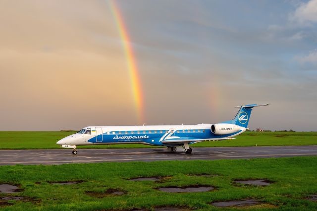 Embraer ERJ-145 (UR-DNR)