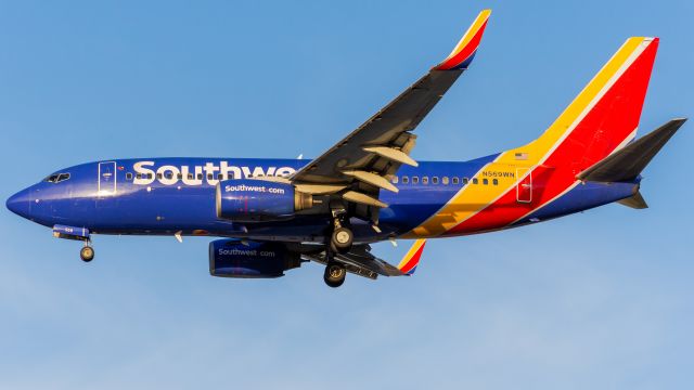 Boeing 737-700 (N569WN) - Southwest 737 arriving from Oakland (OAK)