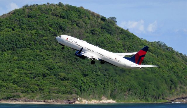 Boeing 737-900 (N808DN)