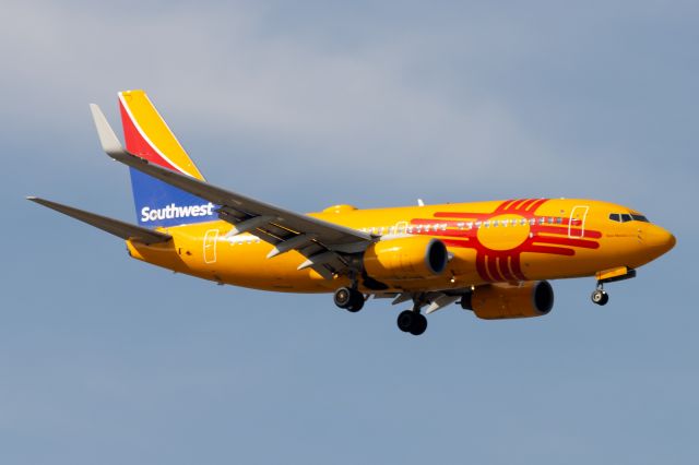 Boeing 737-700 (N781WN) - Arriving a few minutes early from Santa Ana. Taken at frontage road near Garden Highway.