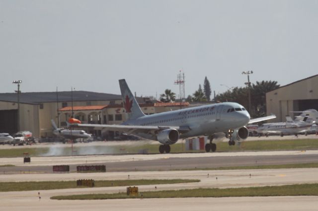 Airbus A320 (C-FKCO)