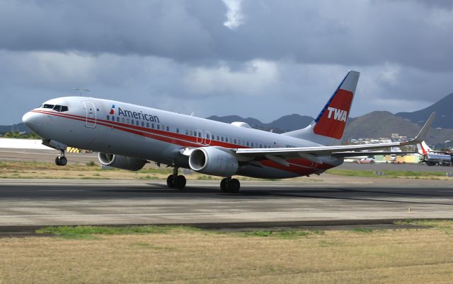 Boeing 737-700 (N915NN)