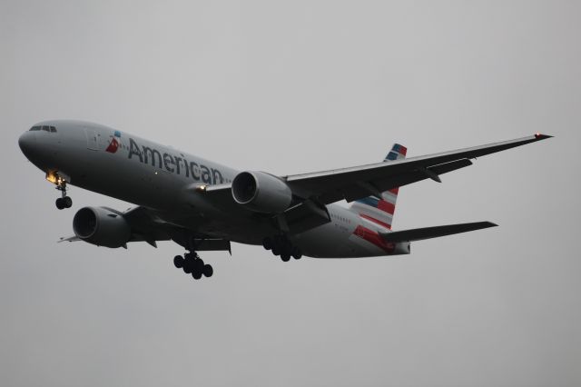 Boeing 777-200 (N760AN) - An American Airlines B777-200 on final approach into LHR, Landing on ruwnay 09L.br /br /Location: Stanwell-Moor Road.br /Date: 18.12.22 (dd/mm/yy).