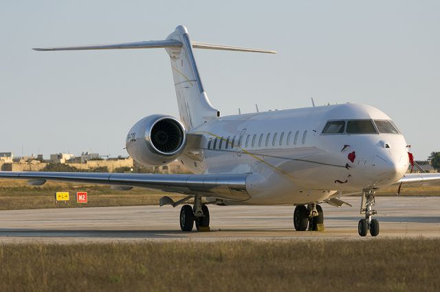 Bombardier Global 5000 (9H-COL)