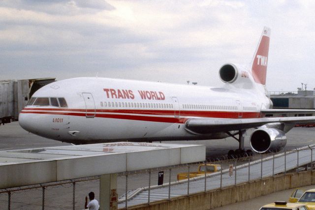 Lockheed L-1011 TriStar (N31008) - September 1990 at JFK