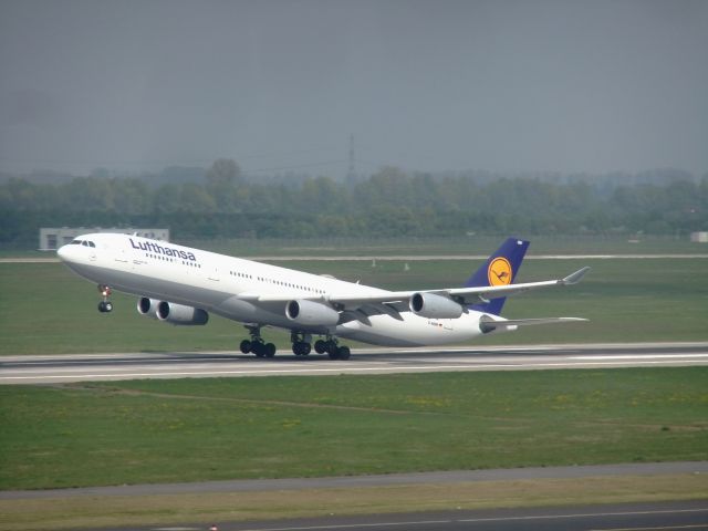 Airbus A340-300 (D-AIGW) - A340-300 D-AIGW der Lufthansa beim Takeoff von Rwy 23L Airport DUS auf dem Weg nach Chicago.