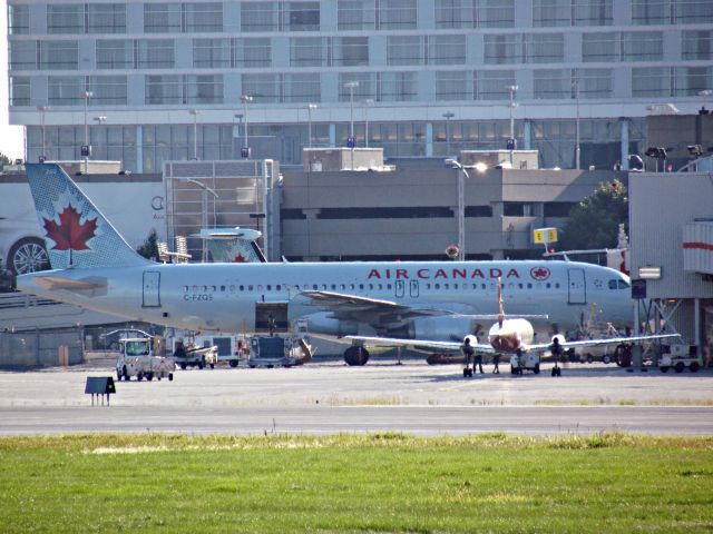 Airbus A320 (C-FZQS)