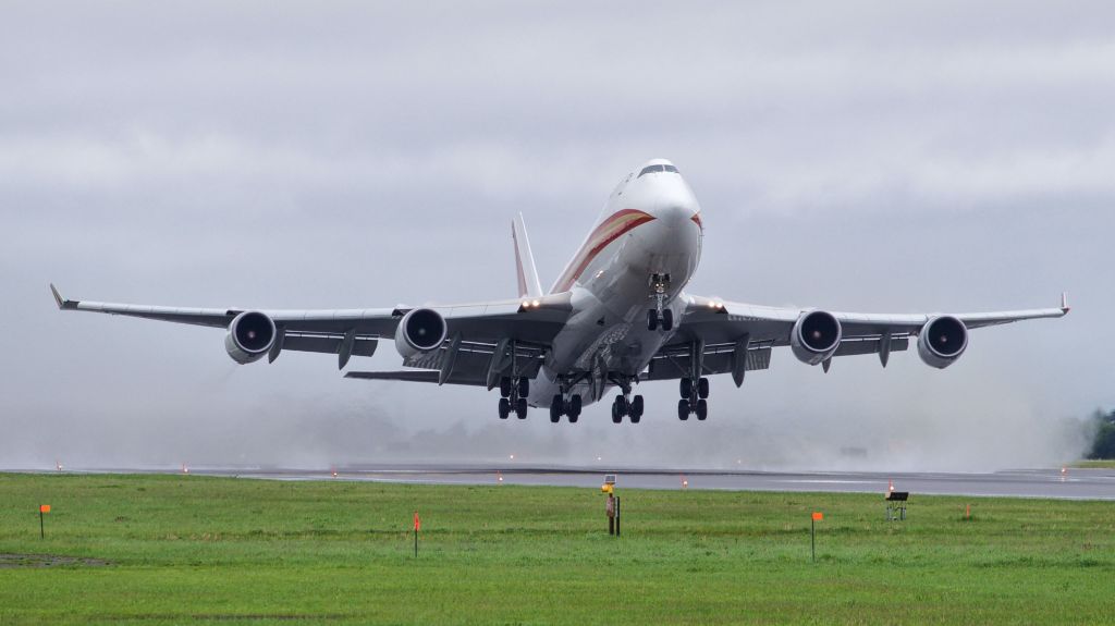 Boeing 747-400 (N782CK) - CKS566 launching off a wet Rwy 14, enroute to HNL