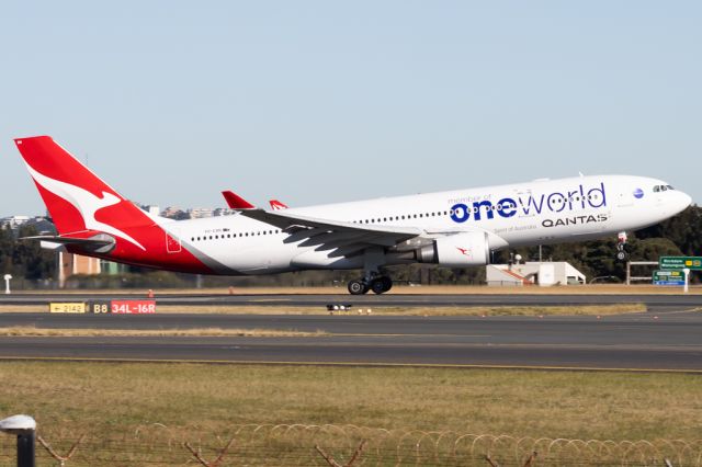 Airbus A330-200 (VH-EBN)