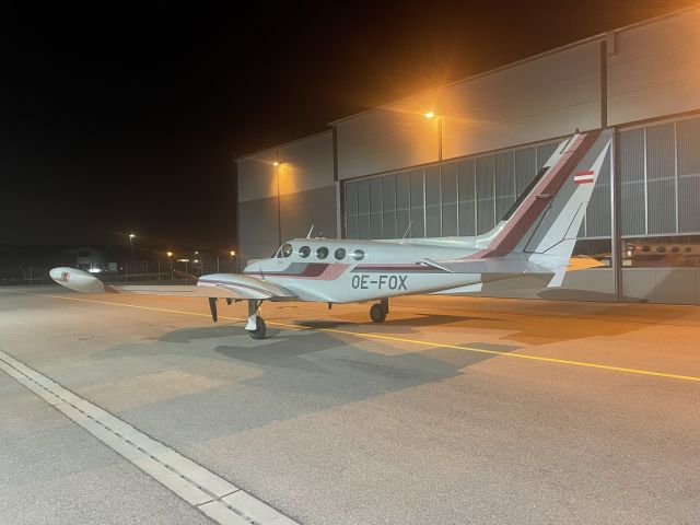 Cessna 340 (OE-FOX) - OE-FOX vor der Halle