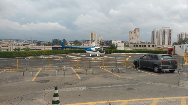 Robinson R-44 (PT-HFS) - A AeroMaster Taxi Aéreo fornece voos a partir de 90 reais no Shopping Aricanduva. Realizei meu primeiro voo nesse simpático R-44. Inesquecível!