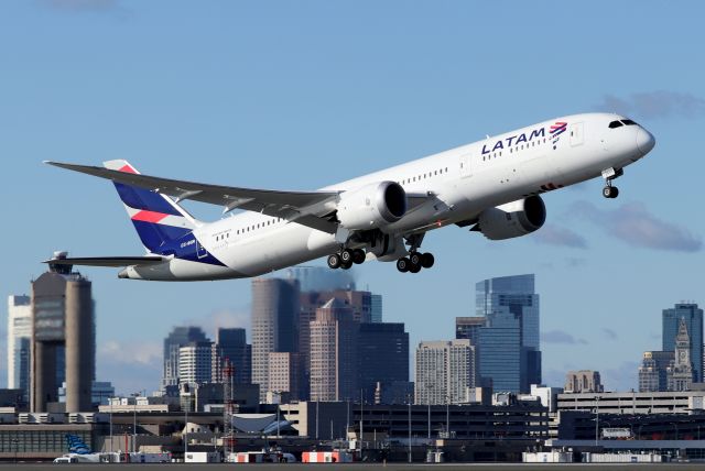 Boeing 787-9 Dreamliner (CC-BGR) - 'TAM 8165' departing to São Paulo Guarulhos International Airport