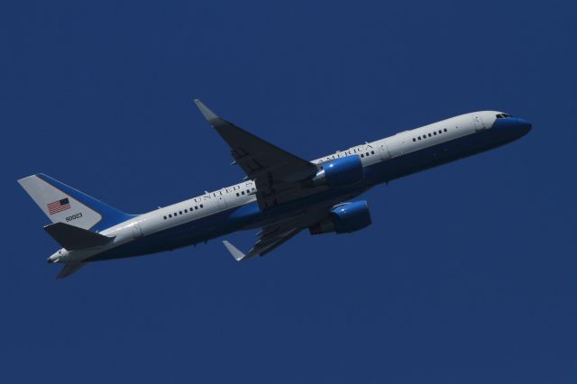 Boeing 757-200 (N90003)