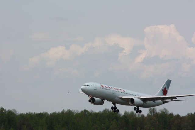 Airbus A330-300 —