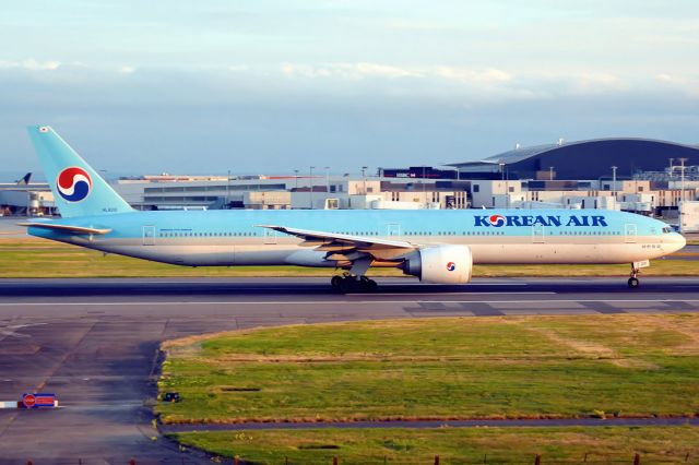 BOEING 777-300 (HL8210)