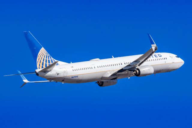 Boeing 737-900 (N69840) - A United Airlines 737-900 taking off from PHX on 2/10/23 during the Super Bowl rush. Taken with a Canon R7 and Canon EF 100-400 II L lens.