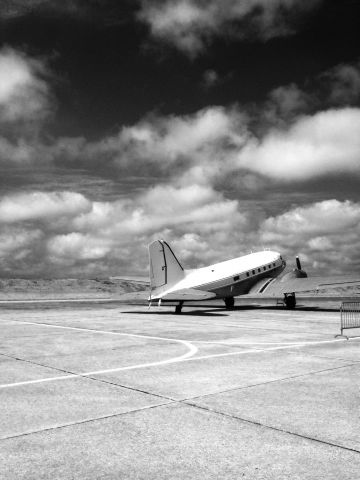 Douglas DC-3 —