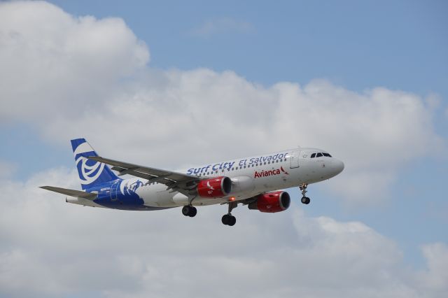 Airbus A320 (N6861A) - Landing at Miami