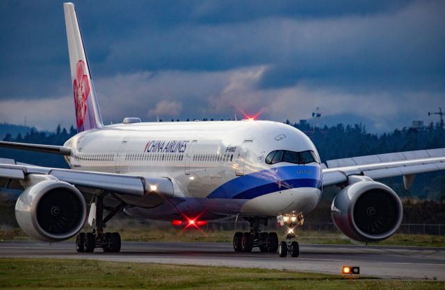 Airbus A350-900 (B-18902) - China Airlines Dynasty 32 exits runway 08L onto Mike 5 at YVR on arrival from TPE