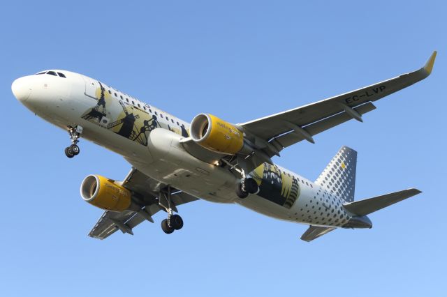 Airbus A320 (EC-LVP) - Vueling, a Spanish, Low Cost Airline, flies into LHR, with an A320, sporting the new Sharklets. 