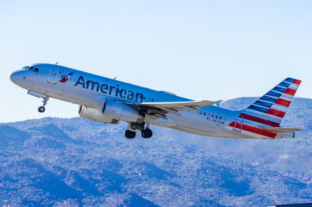 Airbus A320 (N673AW) - An American Airlines A320 taking off from PHX on 2/10/23 during the Super Bowl rush. Taken with a Canon R7 and Canon EF 100-400 II L lens.