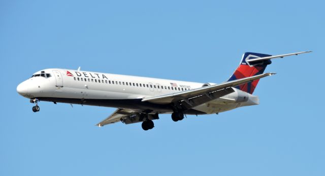 Boeing 717-200 (N951AT) - Seconds prior to landing, March 2020.