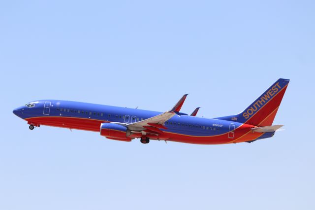 Boeing 737-800 (N8603F)