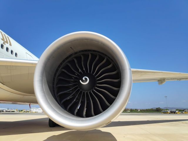 BOEING 777-300ER (A6-ENN)