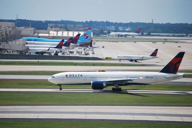 Boeing 777-200 (N706DN) - 8/22/09