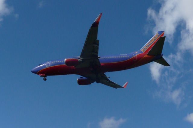 BOEING 737-300 (N380SW) - Southwest Airlines 737, N380SW, on final approach to runway 30L at KMSP.