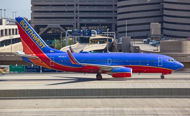 Boeing 737-700 (N233LV)