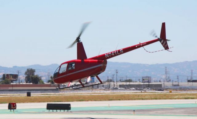 Robinson R-44 (N741LS)