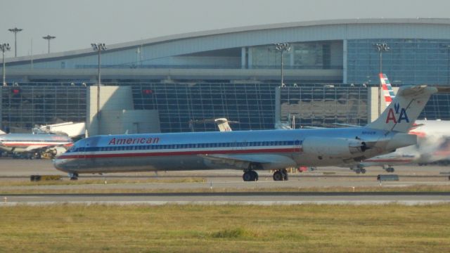 McDonnell Douglas MD-80 (N9412W) - N9412W taxiing to the gate at KDFW