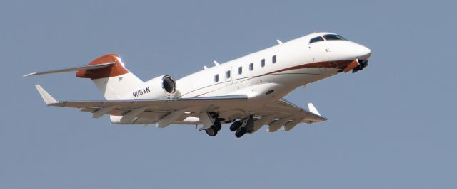 Bombardier Challenger 300 (N115AN)