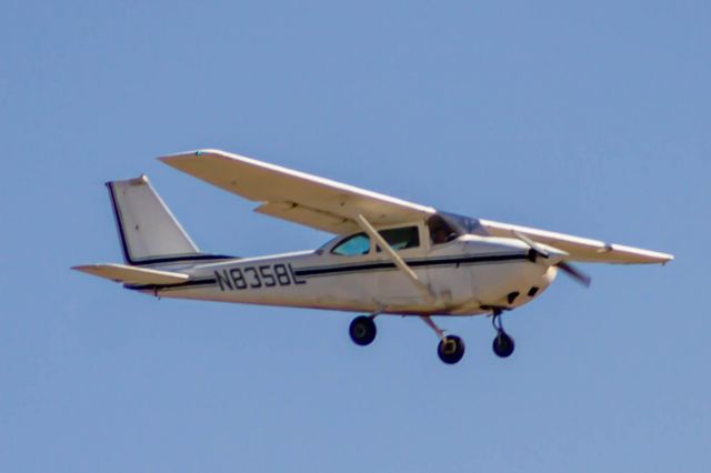 Cessna Skyhawk (N8358L)