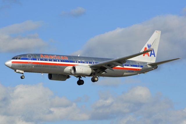 Boeing 737-800 (N870NN)