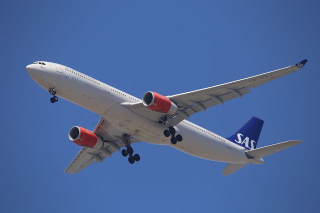 Airbus A330-300 (LN-RKU)