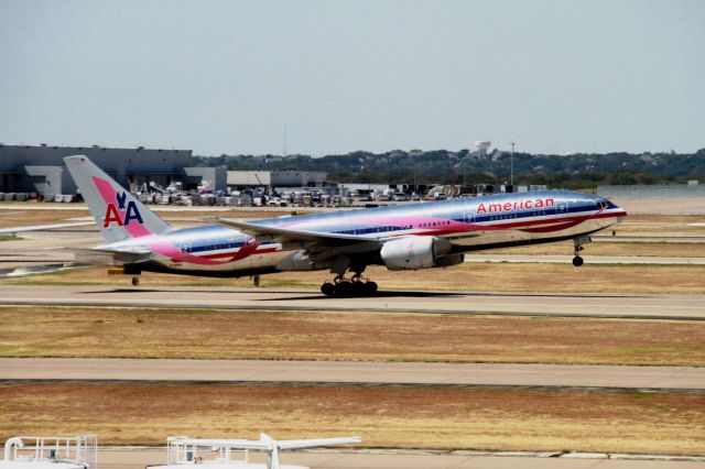 Boeing 777-200 (N759AN)