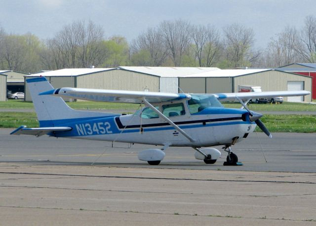 Cessna Skyhawk (N13452) - At Downtown Shreveport.