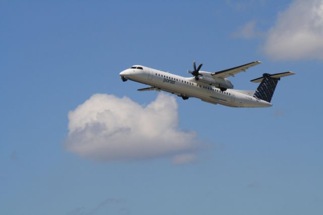 de Havilland Dash 8-300 (C-GLQE) - Porter Airlines leaving Montreal-Trudeau