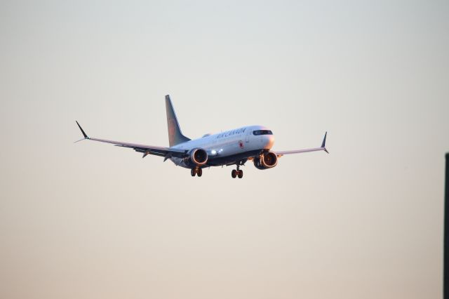 Boeing 737 MAX 8 (C-FSDW)