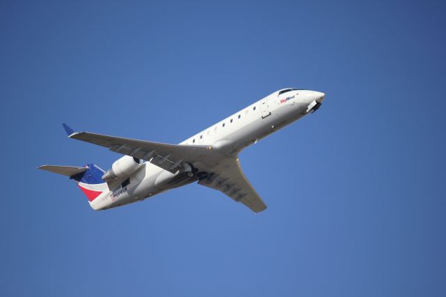 Canadair Regional Jet CRJ-200 (N418SW) - Departing 34R