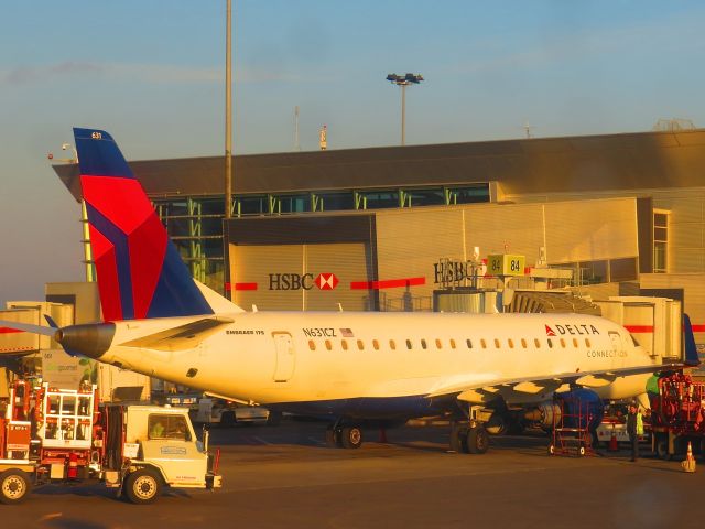 Embraer 170/175 (N631CZ)