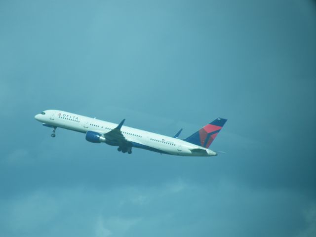 Boeing 757-200 (N706TW) - N706TW B757 200 DEP EINN AS   DAL 123 TO JFK ON 10-05-2011