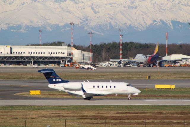 Bombardier Challenger 300 (M-OIWA)