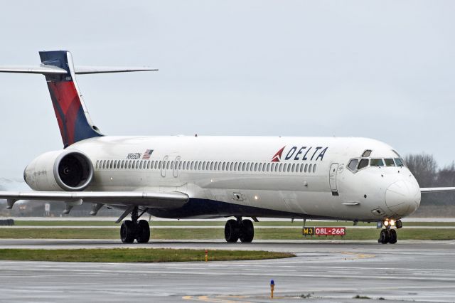 McDonnell Douglas MD-90 (N965DN)