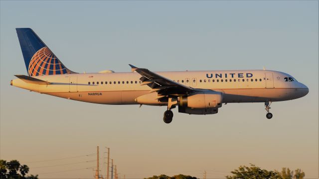 Airbus A320 (N489UA) - Arriving from Houston,Bush(Intercontinental){KIAH}