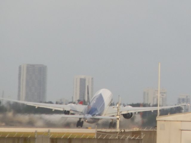BOEING 777-200LR (N776LA) - Rotating