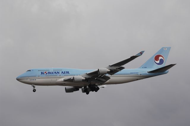 Boeing 747-400 (HL7498) - Final Approach to NRT Airport R/W34L on 2012/01/02