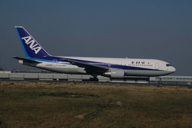 BOEING 767-200 (JA8486) - Taxing at Tokyo-Haneda Intl Airport on 1997/12/14
